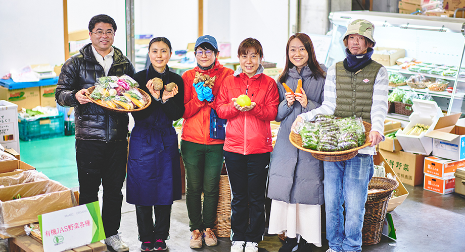 モアーク食材開発株式会社の代表取締役、高橋史彦さんと従業員の方たちの写真